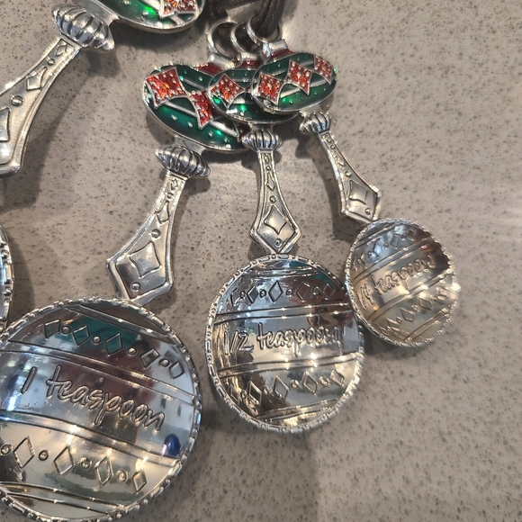 Holiday Theme Silver Measuring Spoons with Green and Red Accents - Picture 4 of 6